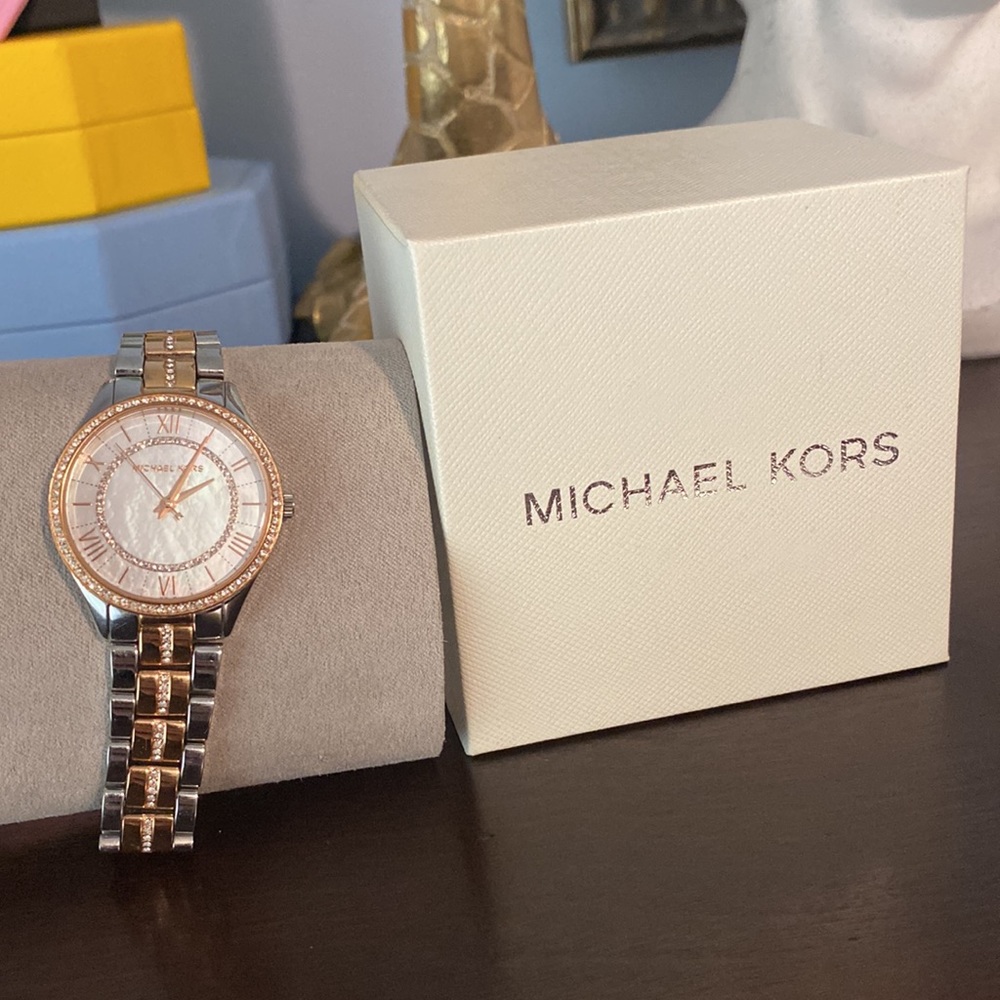 Michael Kors Mini Lauren Watch - Picture 2 of 3